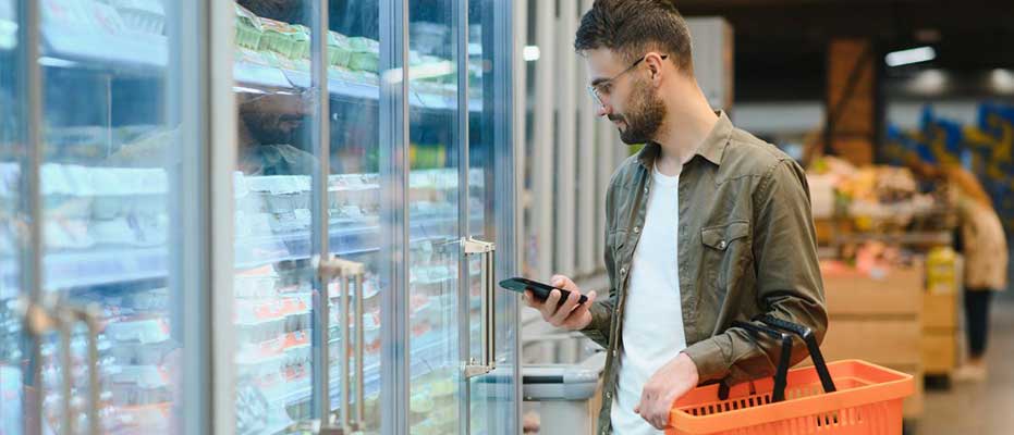Man-Browsing-with-phone